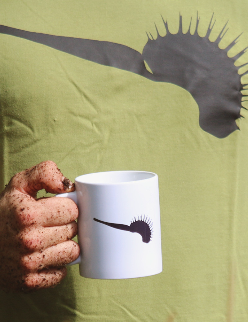 Karnivores mug with hands in the earth